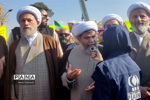 حضور مسئولین و دانش‌آموزان شیرازی در راهپیمایی روز دانش‌آموز