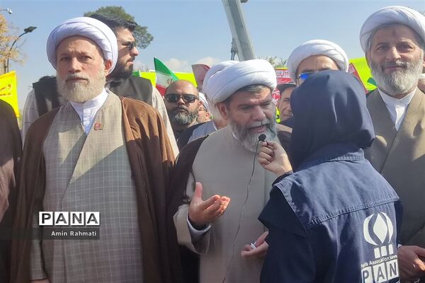 حضور مسئولین و دانش‌آموزان شیرازی در راهپیمایی روز دانش‌آموز