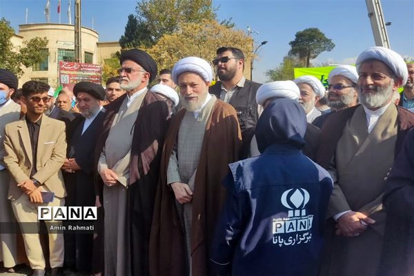 حضور مسئولین و دانش‌آموزان شیرازی در راهپیمایی روز دانش‌آموز