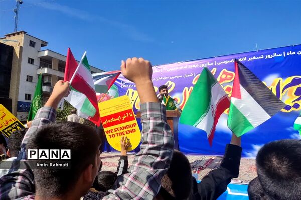 حضور مسئولین و دانش‌آموزان شیرازی در راهپیمایی روز دانش‌آموز