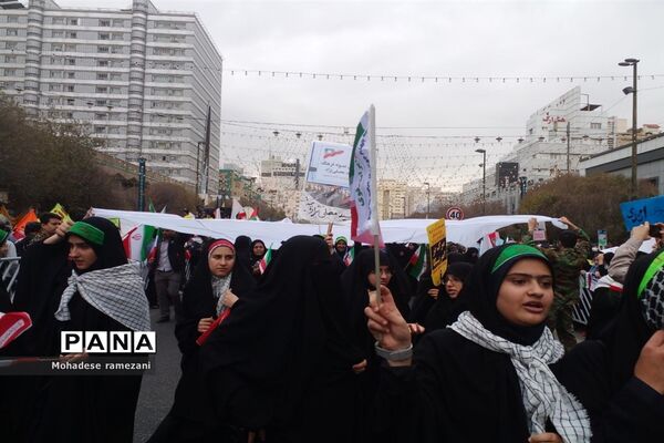 حضور دانش‌آموزان دبیرستان مهشید مصلی نژاد در راهپیمایی ۱۳ آبان