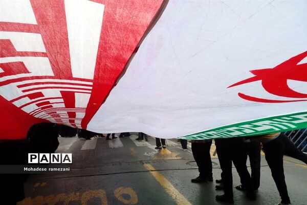 حضور دانش‌آموزان دبیرستان مهشید مصلی نژاد در راهپیمایی ۱۳ آبان
