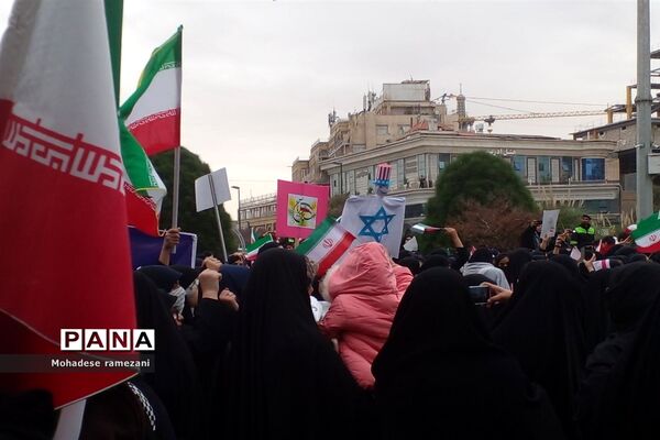 حضور دانش‌آموزان دبیرستان مهشید مصلی نژاد در راهپیمایی ۱۳ آبان