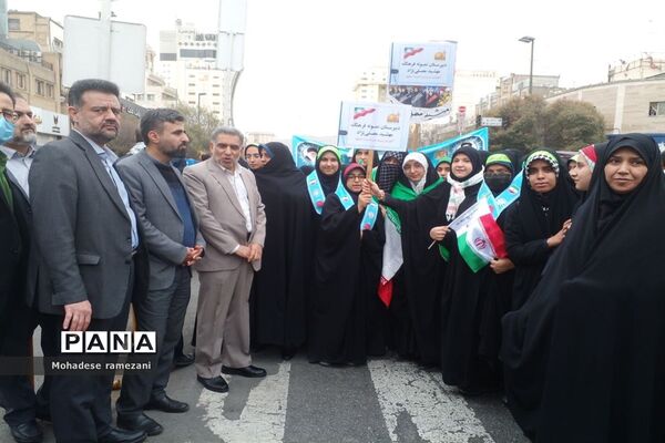 حضور دانش‌آموزان دبیرستان مهشید مصلی نژاد در راهپیمایی ۱۳ آبان