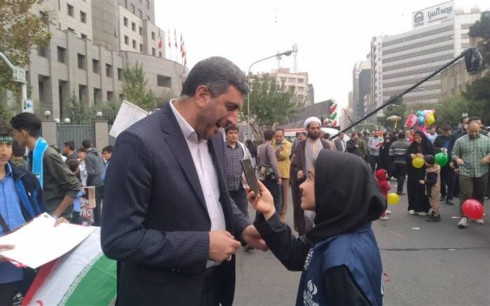 پرچم انقلاب امروز به دست ما و فردا به دست شما و همکلاسی‌های شماست