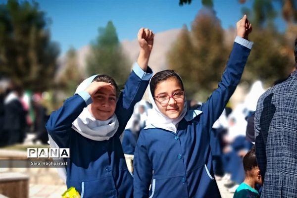 راهپیمایی یوم الله ۱۳ آبان با حضور گسترده مسئولان و دانش‌آموزان منطقه درودزن