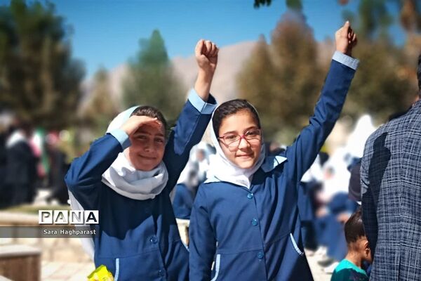 راهپیمایی یوم الله ۱۳ آبان با حضور گسترده مسئولان و دانش‌آموزان منطقه درودزن