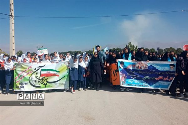 راهپیمایی یوم الله ۱۳ آبان با حضور گسترده مسئولان و دانش‌آموزان منطقه درودزن