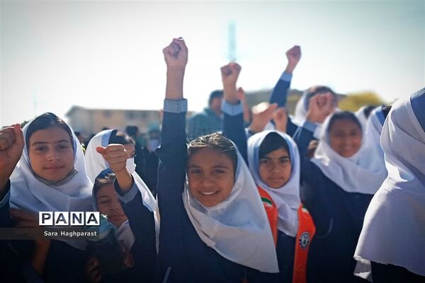 راهپیمایی یوم الله ۱۳ آبان با حضور گسترده مسئولان و دانش‌آموزان منطقه درودزن