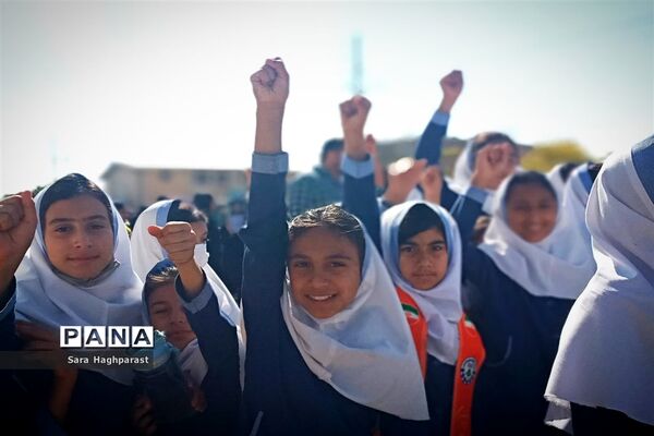 راهپیمایی یوم الله ۱۳ آبان با حضور گسترده مسئولان و دانش‌آموزان منطقه درودزن