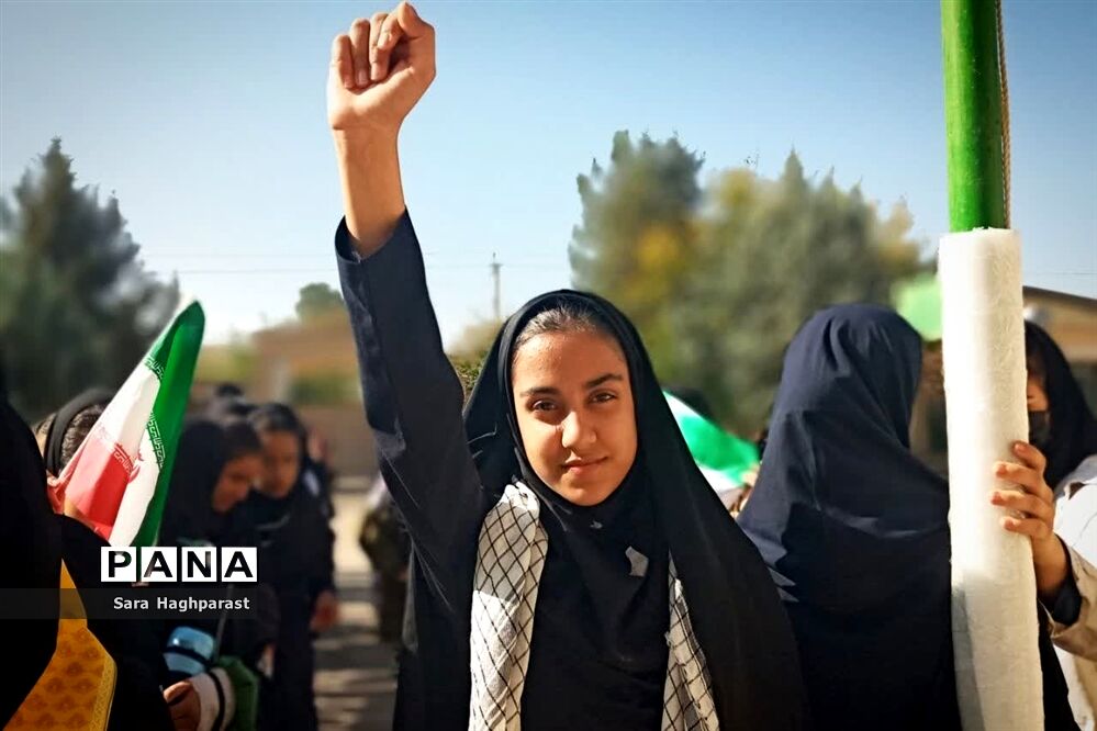 راهپیمایی یوم الله ۱۳ آبان با حضور گسترده مسئولان و دانش‌آموزان منطقه درودزن