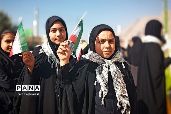 راهپیمایی یوم الله ۱۳ آبان با حضور گسترده مسئولان و دانش‌آموزان منطقه درودزن