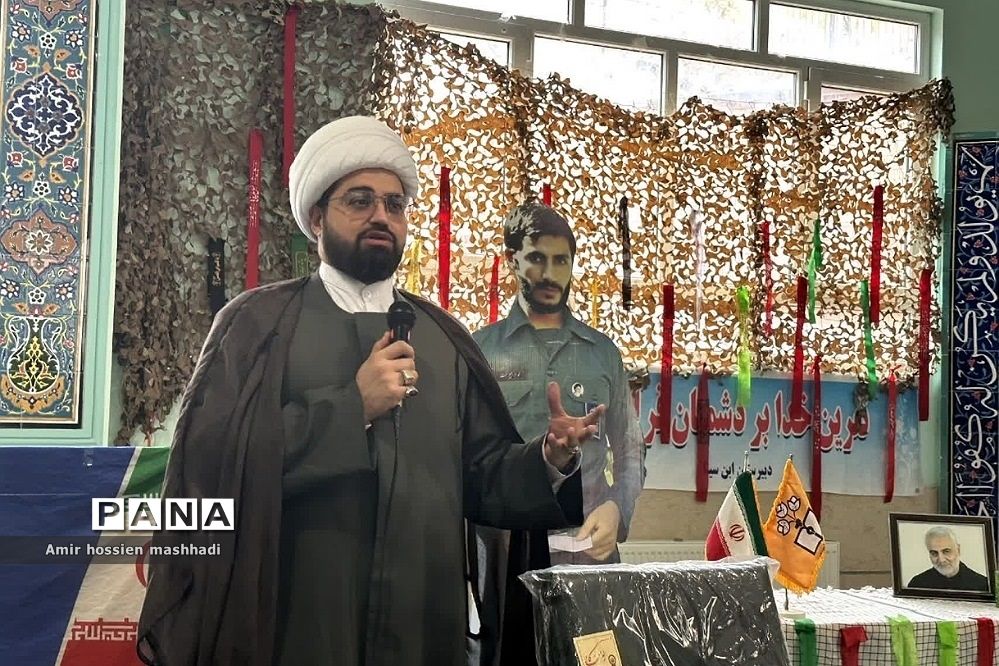 یادواره شهدا در دبیرستان ابن‌سینا رودهن