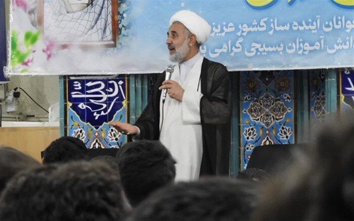 نشست صمیمی نائب رئیس مجلس شورای اسلامی با دانش‌آموزان در قم