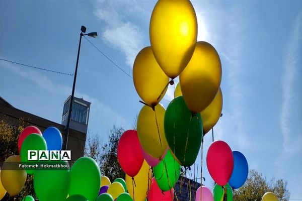 جشن بادکنک‌ها همزمان با گرامی‌داشت روز دانش‌آموز در آباده