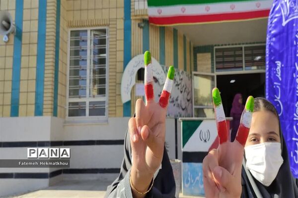 جشن بادکنک‌ها همزمان با گرامی‌داشت روز دانش‌آموز در آباده