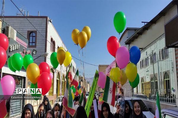 جشن بادکنک‌ها همزمان با گرامی‌داشت روز دانش‌آموز در آباده