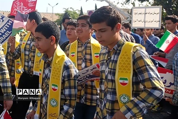 تجمع بزرگ ضد استکباری دانش‌آموزان در شیراز