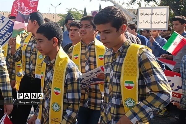 تجمع بزرگ ضد استکباری دانش‌آموزان در شیراز