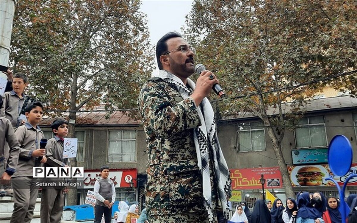 راهپیمایی ۱۳ آبان با حضور پرشور و نشاط دانش‌آموزان برگزار شد/فیلم