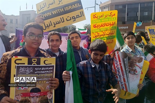 حضور پررنگ دانش‌آموزان پسر در تجمع ضد استکبارستیزی یوم الله 13 آبان