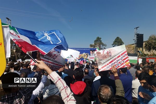 حضور پررنگ دانش‌آموزان پسر در تجمع ضد استکبارستیزی یوم الله 13 آبان