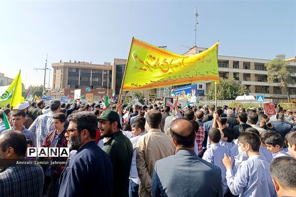 حضور پررنگ دانش‌آموزان پسر در تجمع ضد استکبارستیزی یوم الله 13 آبان