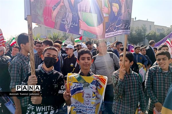 حضور پررنگ دانش‌آموزان پسر در تجمع ضد استکبارستیزی یوم الله 13 آبان