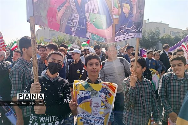 حضور پررنگ دانش‌آموزان پسر در تجمع ضد استکبارستیزی یوم الله 13 آبان