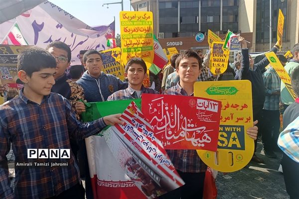 حضور پررنگ دانش‌آموزان پسر در تجمع ضد استکبارستیزی یوم الله 13 آبان