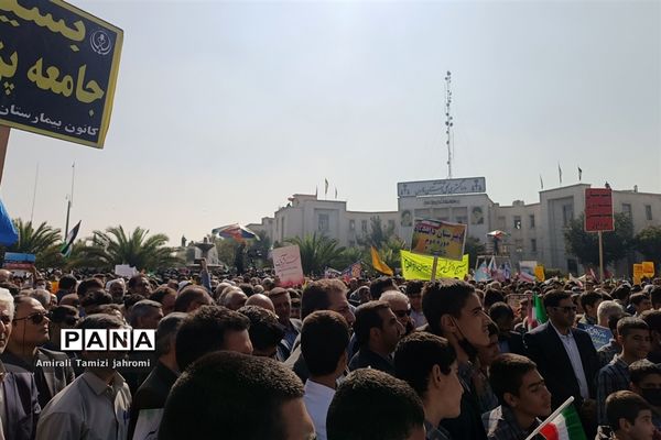 حضور پررنگ دانش‌آموزان پسر در تجمع ضد استکبارستیزی یوم الله 13 آبان