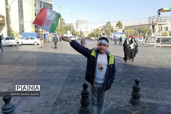 حضور پرشور دانش‌آموزان حماسه ساز شیرازی  در راهپیمایی یوم الله 13 آبان