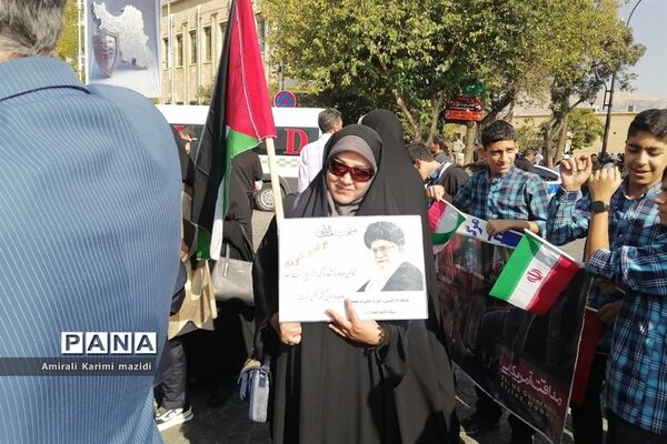حضور پرشور دانش‌آموزان حماسه ساز شیرازی  در راهپیمایی یوم الله 13 آبان