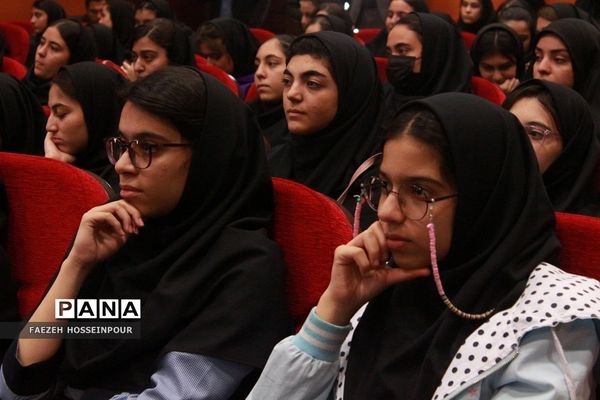 آیین تجلیل از رتبه‌های برتر کنکور ناحیه 2 بهارستان