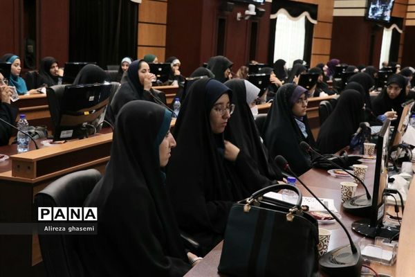 نشست جمعی از دانش‌آموزان با استاندار مرکزی