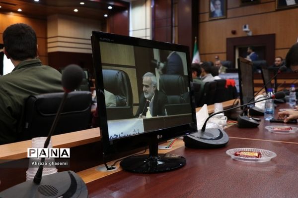 نشست جمعی از دانش‌آموزان با استاندار مرکزی