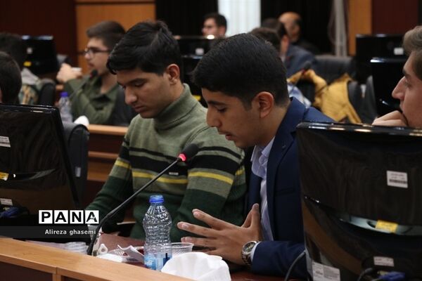 نشست جمعی از دانش‌آموزان با استاندار مرکزی