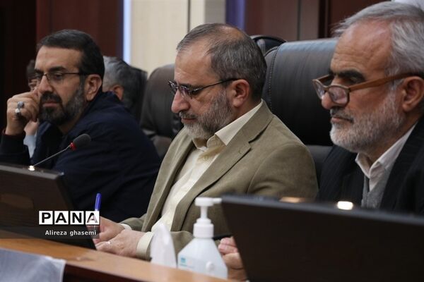 نشست جمعی از دانش‌آموزان با استاندار مرکزی