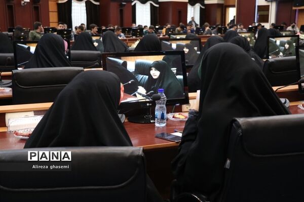 نشست جمعی از دانش‌آموزان با استاندار مرکزی