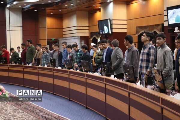 نشست جمعی از دانش‌آموزان با استاندار مرکزی