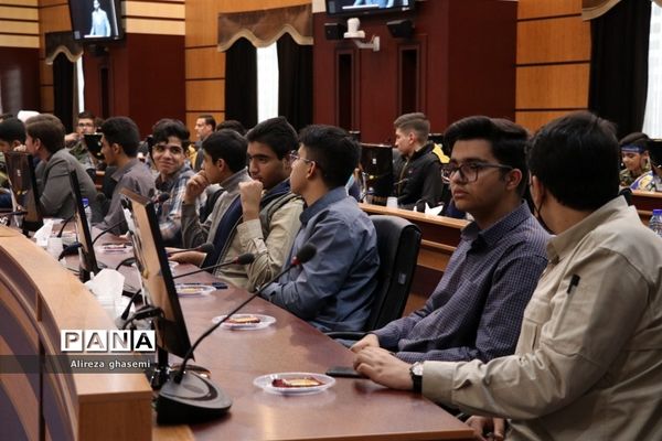 نشست جمعی از دانش‌آموزان با استاندار مرکزی