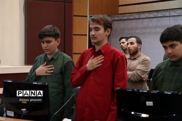 نشست جمعی از دانش‌آموزان با استاندار مرکزی