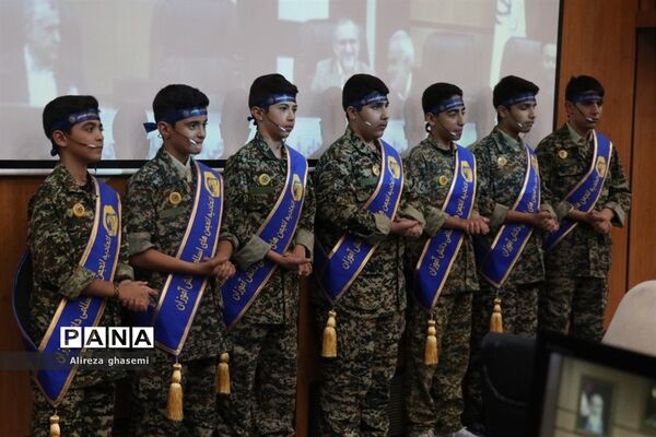 نشست جمعی از دانش‌آموزان با استاندار مرکزی