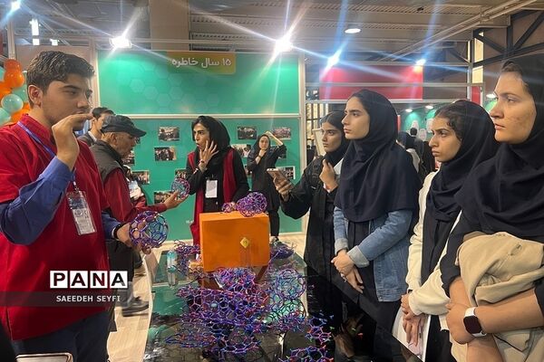 غرفه دانش‌آموز پژوهشگر کهریزک در نمایشگاه بین‌المللی نانو
