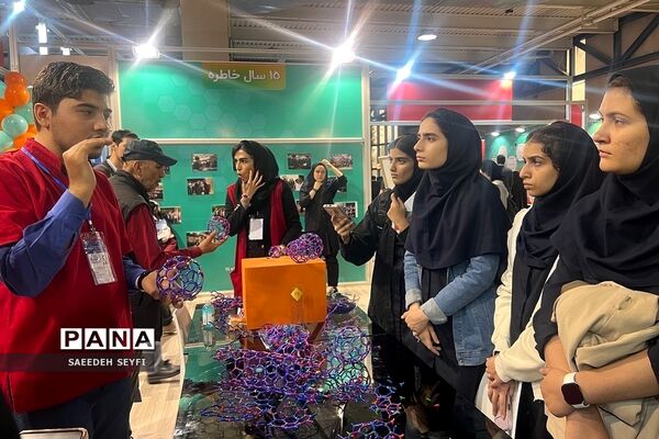 غرفه دانش‌آموز پژوهشگر کهریزک در نمایشگاه بین‌المللی نانو