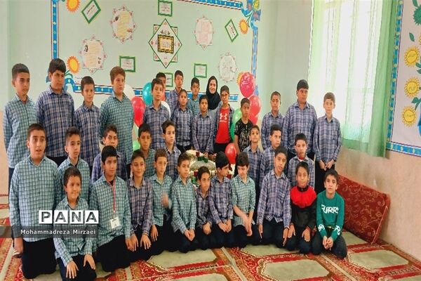 جشن روز دانش‌آموز در دبستان امام رضا(ع)