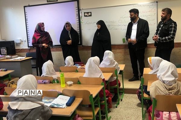 توزیع کیف، لوازم التحریر و بسته معیشتی میان دانش‌آموزان در ناحیه دو ری