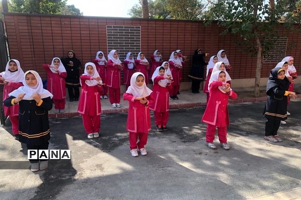 توزیع کیف، لوازم التحریر و بسته معیشتی میان دانش‌آموزان در ناحیه دو ری