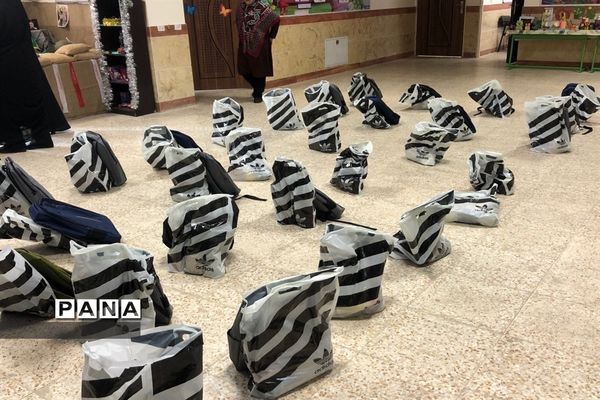 توزیع کیف، لوازم التحریر و بسته معیشتی میان دانش‌آموزان در ناحیه دو ری