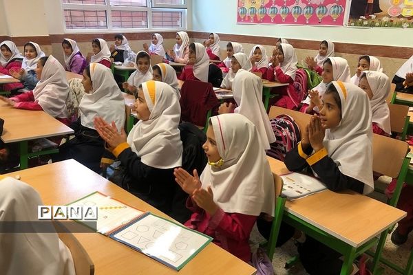 توزیع کیف، لوازم التحریر و بسته معیشتی میان دانش‌آموزان در ناحیه دو ری